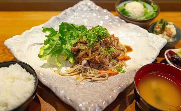 Pan Fried Sliced Pork Bento / ⽣姜焼き定⾷